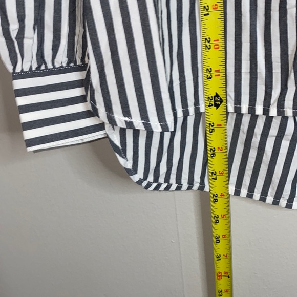 💫Trendy NWT Grey and white half button down long sleeved! - Picture 5 of 8